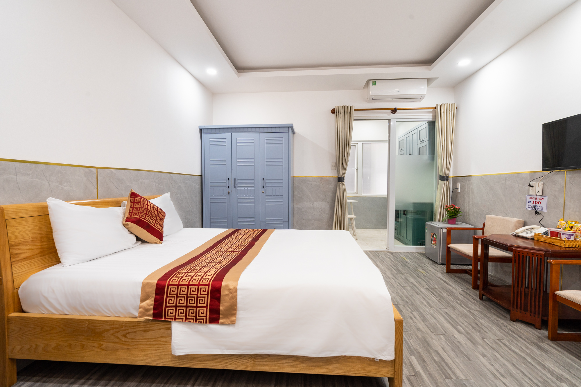 Không gian phòng nghỉ hiện đại tại khách sạn đường trường sơn
